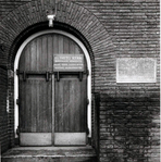De ingang met rechts de eerste steen
<br/>
Martin Alberts, 1978